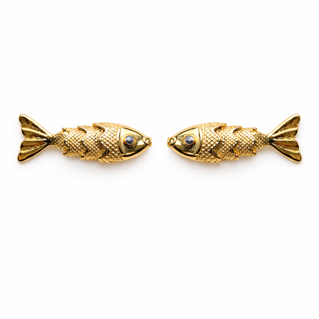 Goldene Fisch Ohrstecker im Paar, glänzendes Gelbgold Design mit strukturierten Schuppen und Strass-Augen