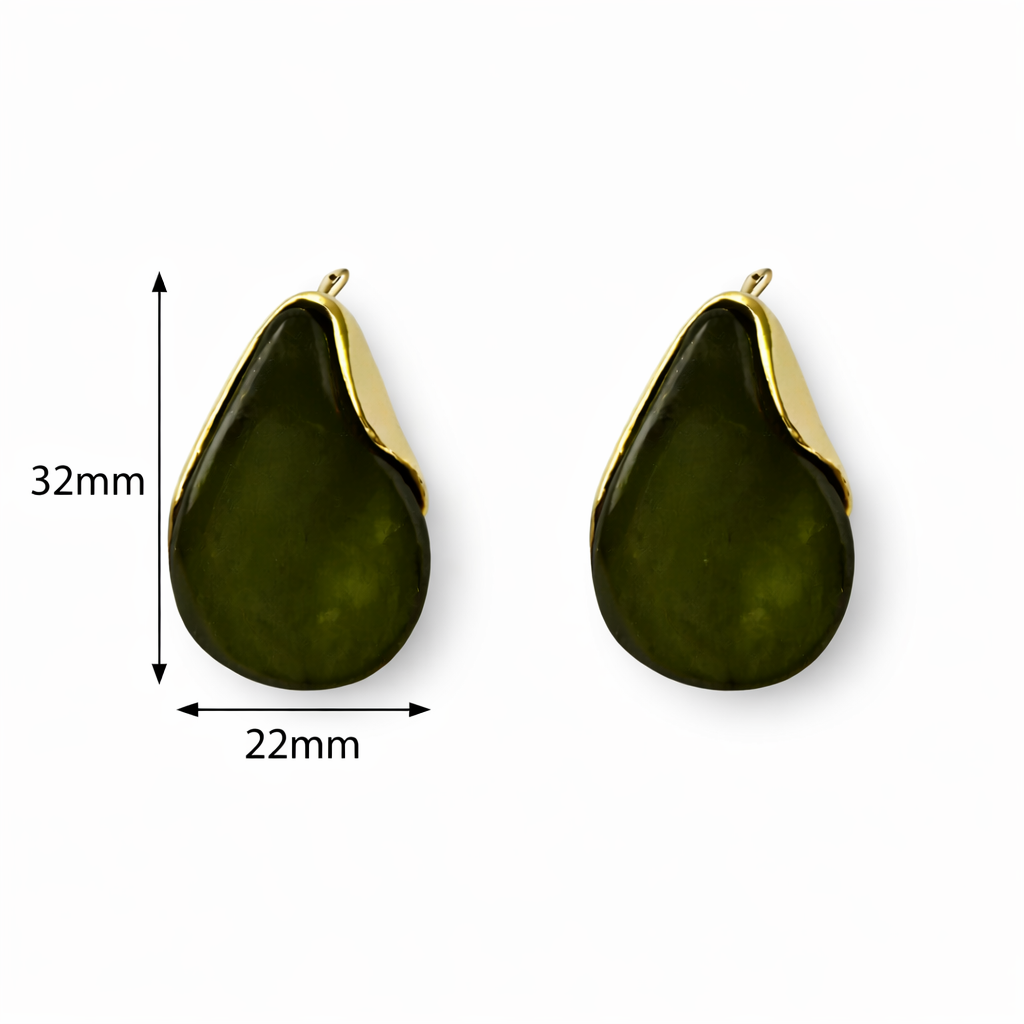 Grüne Tropfen Ohrstecker mit goldfarbener Fassung, Paaransicht auf weißem Hintergrund, Maßangabe links 32 mm Höhe und 22 mm Breite