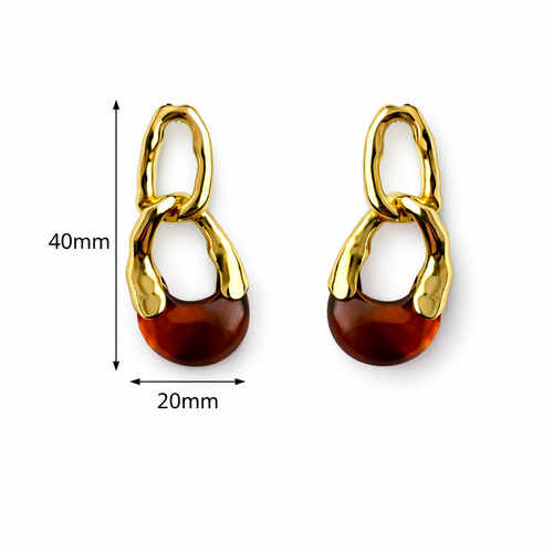 Goldfarbene Statement Ohrhänger mit bernsteinfarbener Kugel und organischen Gliedern, Paaransicht auf weißem Hintergrund mit Maßangabe 40 mm Höhe und 20 mm Breite