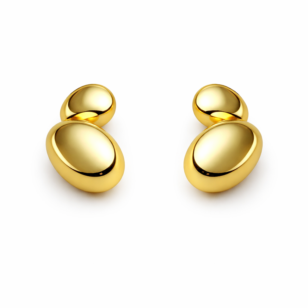 Goldene Statement Ohrstecker im organischen Oval-Design, Maße 40 mm Höhe und 30 mm Breite, Modeschmuck Ohrstecker aus nickelfreier Legierung, Produktbild mit Größenangabe.