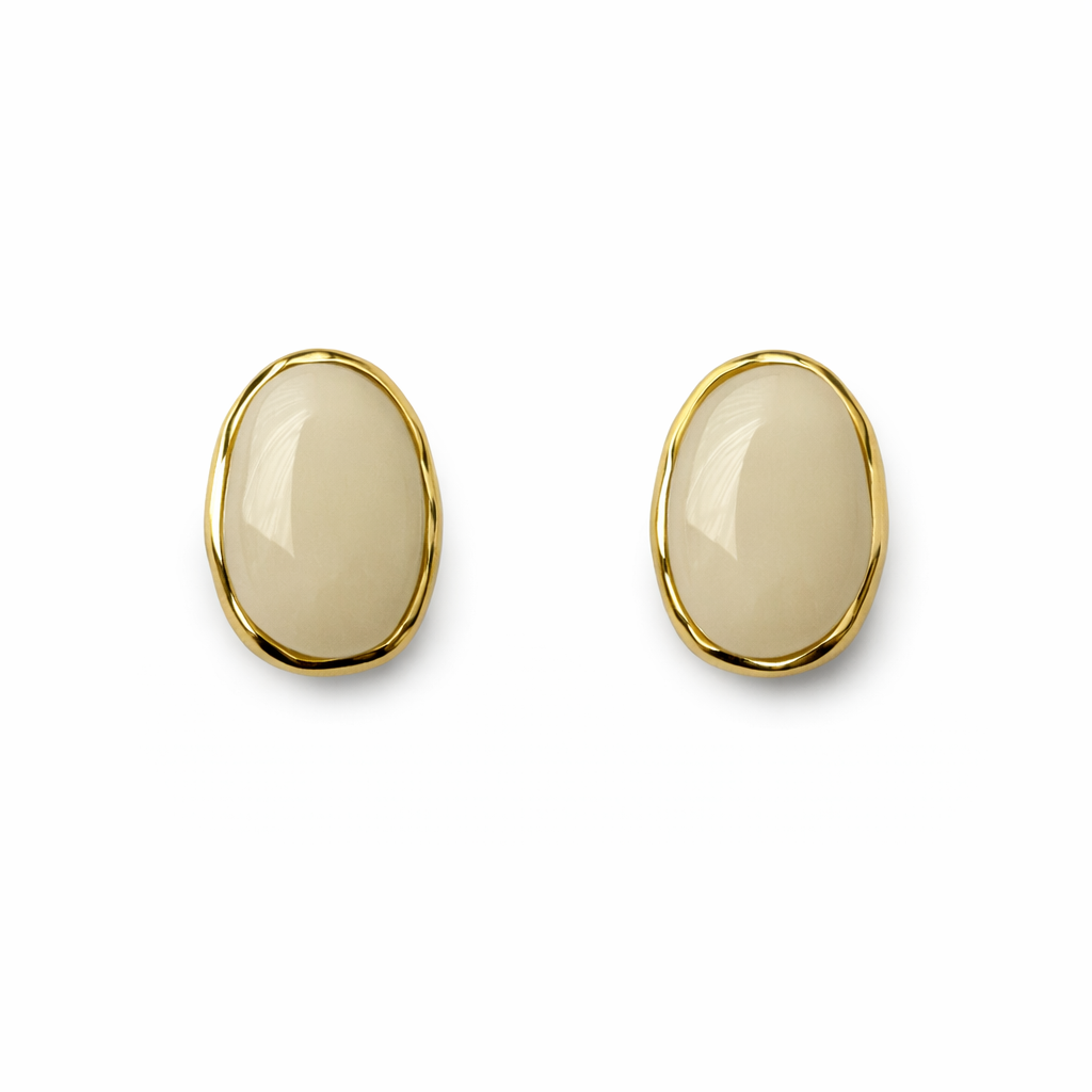 Goldene Ohrstecker mit cremefarbener Emaille im ovalen Design, Größe 28 mm Höhe und 20 mm Breite, Modeschmuck aus nickelfreier Legierung