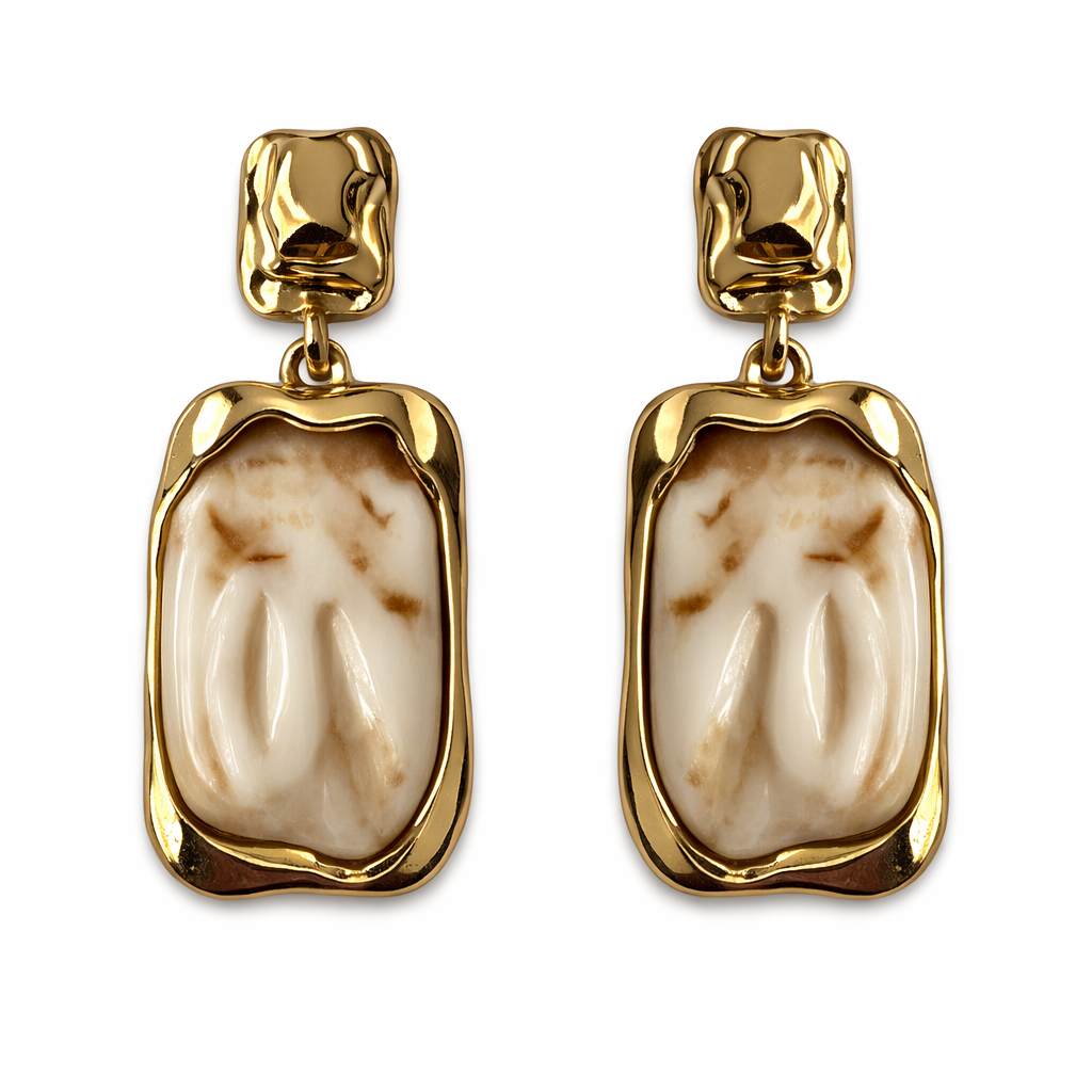 Goldene Ohrhänger mit cremefarbener Emaille im organischen Design, Größe 45 mm Höhe und 22 mm Breite, Statement Ohrringe aus nickelfreier Legierung