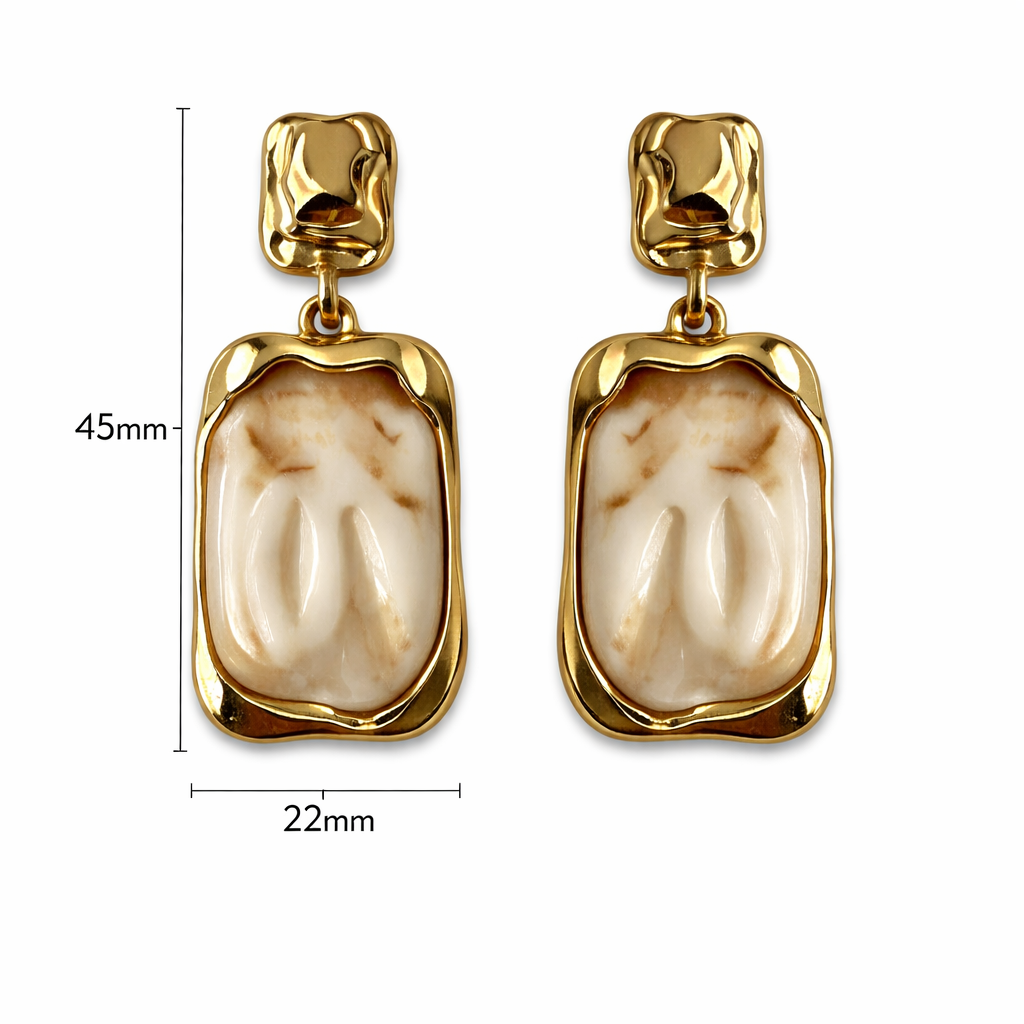Goldene Ohrhänger mit cremefarbener Emaille im organischen Design, Größe 45 mm Höhe und 22 mm Breite, Statement Ohrringe aus nickelfreier Legierung